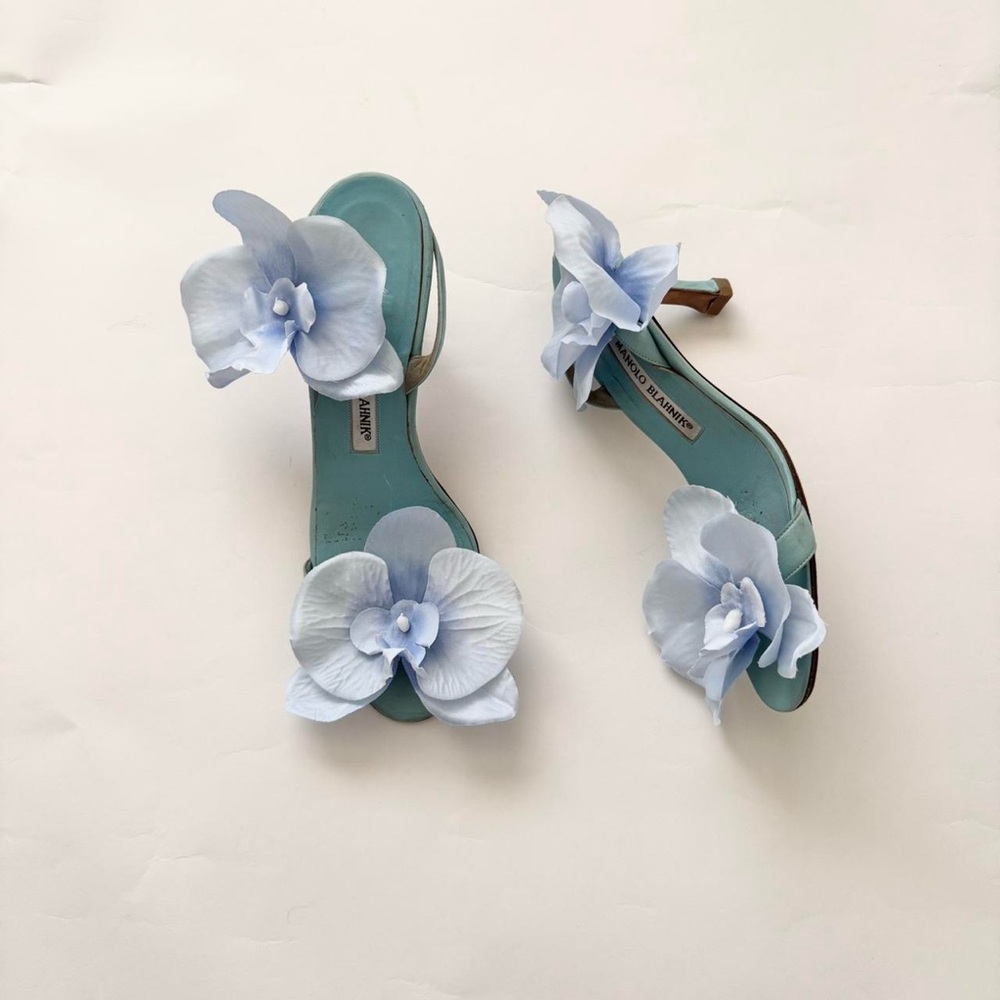 Vintage Manolo Blahnik flower kitten heels - Picture 2 of 6